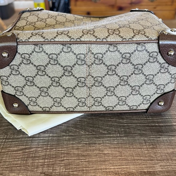 *SOLD* EUC Gucci GG Supreme trunk messenger bag - Picture 7 of 14